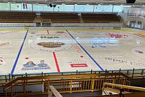 Pelhřimovský zimní stadion se připravuje na zdejší působení prvoligové Dukly Jihlava. V úterý proběhlo malování ledu a instalace reklam, ve středu poté prošel úspěšně schvalovacím řízením.