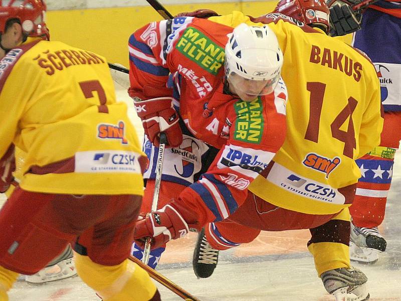 Derby číslo 3.  Oba předchozí duely s Třebíčí vyhrála jihlavská Dukla. Zatímco Bedřich Ščerban se  v roli asistenta trenéra postaví na střídačku, Oldřich Bakus po šestitýdenní zápasové pauze opět naskočí v centru prvního útoku. 