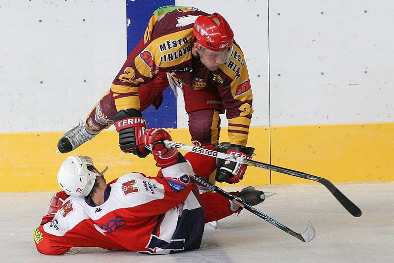 Havlíčkův Brod potrápil extraligovou Slavii Praha, jeho snažení ale fanoušci neviděli. To jihlavští hokejisté (nahoře útočník Josef Slavík) pozornosti příznivců opět neunikli. 