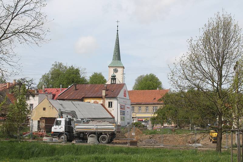 Na jaře 2021 je Třešť rozkopaná, pokračuje oprava průtahu, která začala o rok dříve.