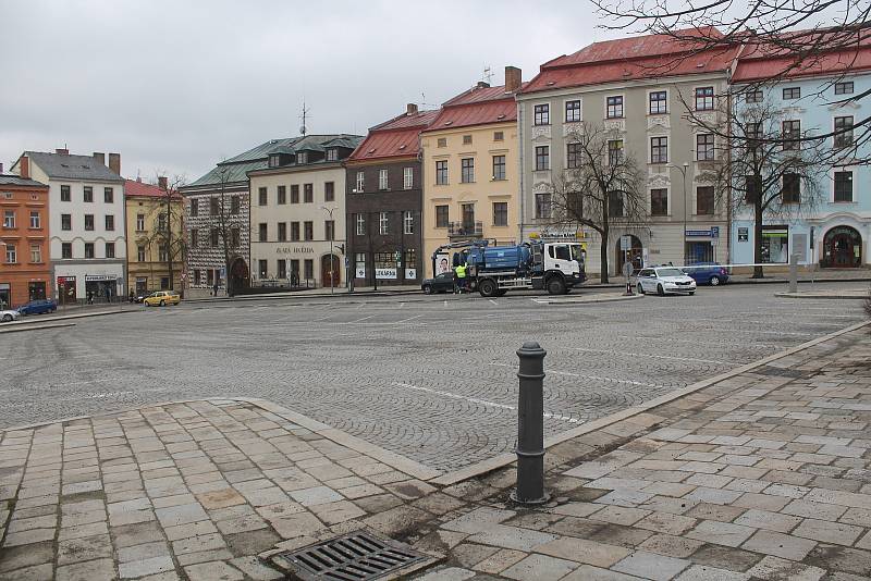 Čištění kanálů, chodníků i silnic nebo odtahy aut. To  vše každoročně patří k blokovému čištění ulic krajského města.