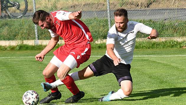 Byť jsou fotbalisté Pelhřimova (v bílých dresech) po polovině ročníku až čtvrtí, zřejmě oni budou na jaře největším vyzyvatelem v boji o postup do divize vedoucím Speřicím (v červeném).