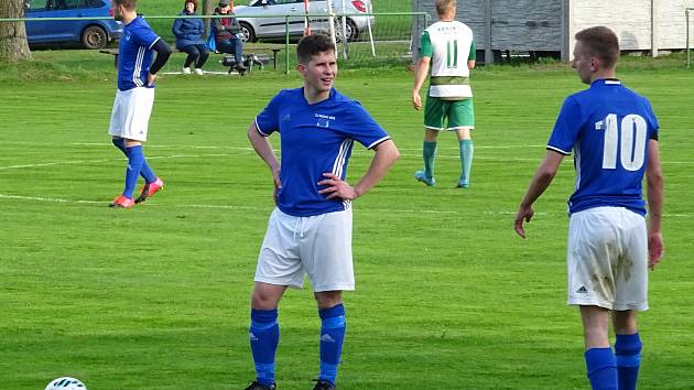 Hodně vydařenou neděli prožil středopolař fotbalistů Nové Vsi František Nečas (vlevo u balonu). Do sítě branky Sapeli Polná se trefil třikrát a rozhodl o výhře svého týmu 3:1.