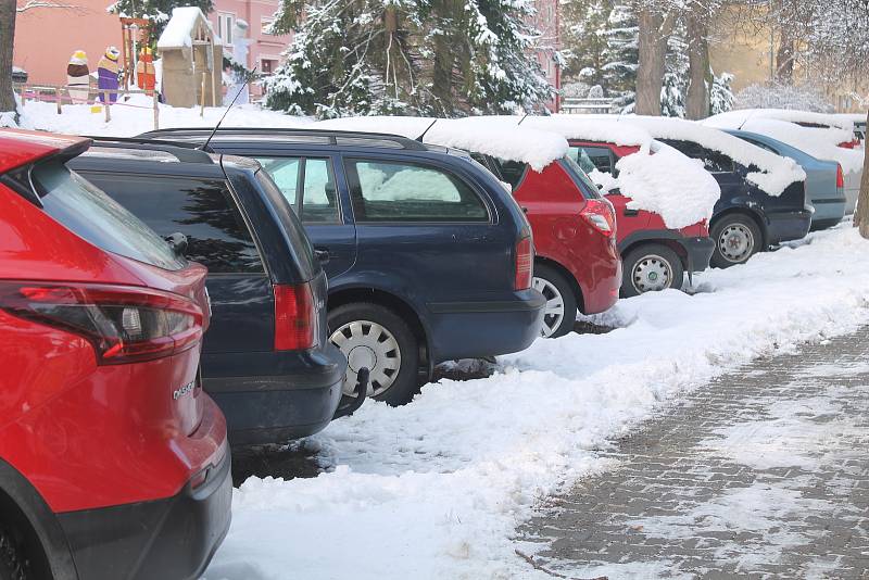 Parkování na sídlištích bývá problém a to mimo jiné kvůli autům, která nejezdí úplně často. Nedávná sněhová nadílka je odhalila.