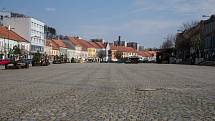 Karlovo náměstí v Třebíči při omezení pohybu z důvodu šíření koronaviru.
