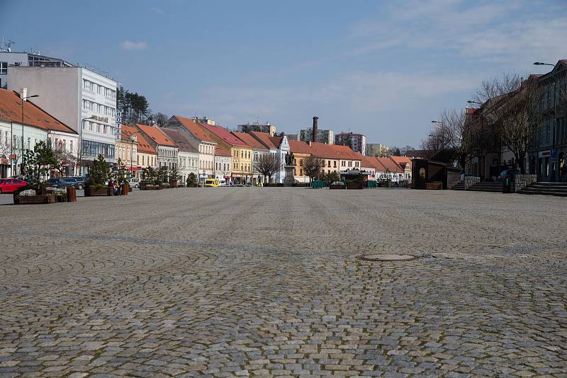 Karlovo náměstí v Třebíči při omezení pohybu z důvodu šíření koronaviru.