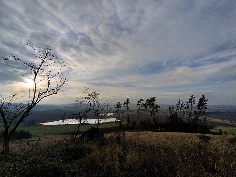 Výlet k soše jelena nad Hodicemi stojí za to. Je odsud vidět Javořice i Roštejn.