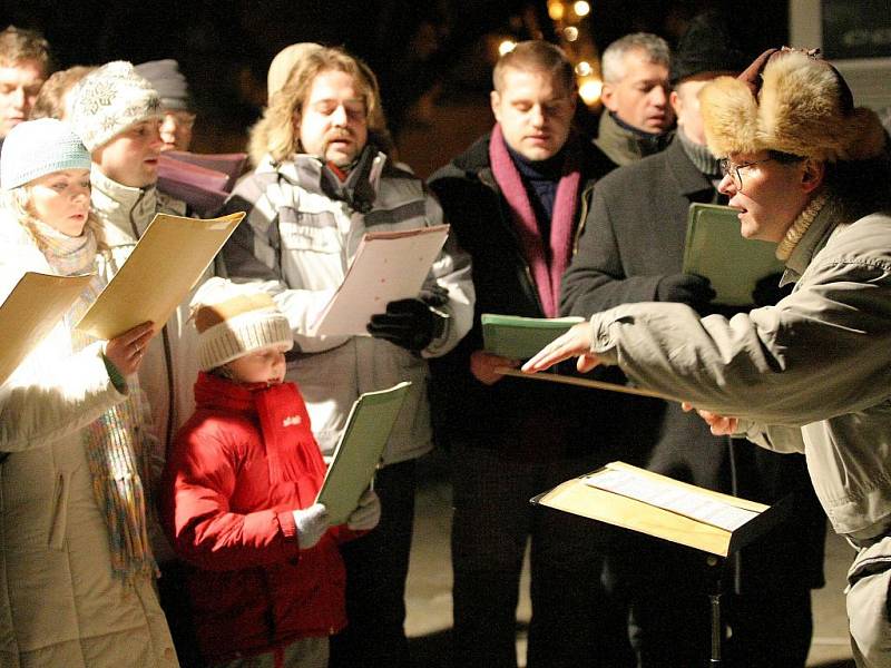 Chrámový sbor zazpíval pět českých koled, například i tu nejznámější Narodil se Kristus Pán.