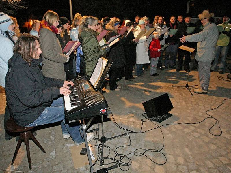 Chrámový sbor zazpíval pět českých koled, například i tu nejznámější Narodil se Kristus Pán.