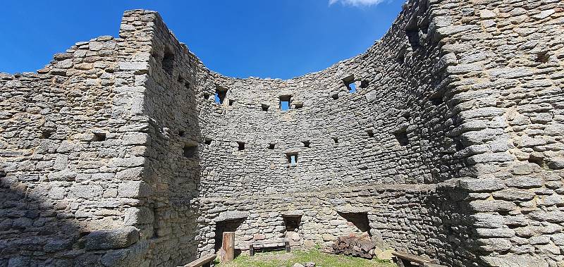 Zřícenina hradu Landštejn je směsicí několika architektonických slohů. Návštěvníci si zde přijdou na své.