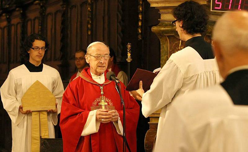 Věřící si poprvé vyzkoušeli posezení v nových kostelních lavicích z tvrdého dřeva. 