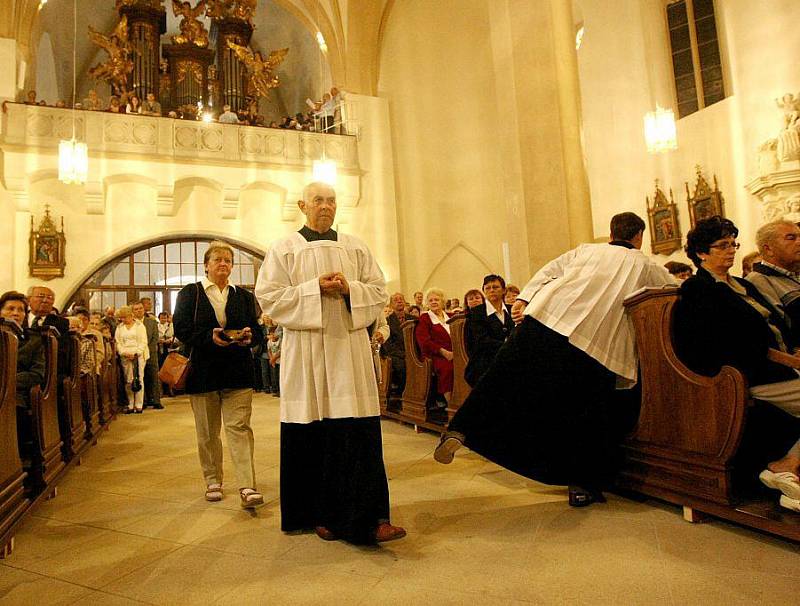 Věřící si poprvé vyzkoušeli posezení v nových kostelních lavicích z tvrdého dřeva. 