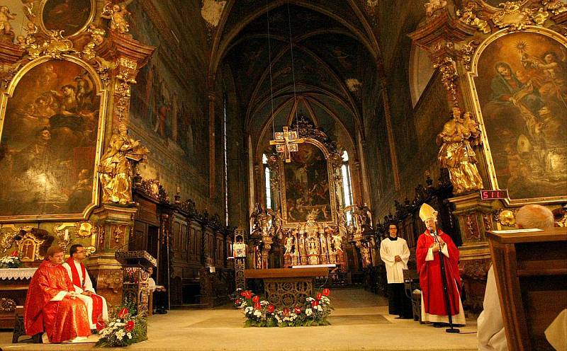 Věřící si poprvé vyzkoušeli posezení v nových kostelních lavicích z tvrdého dřeva. 