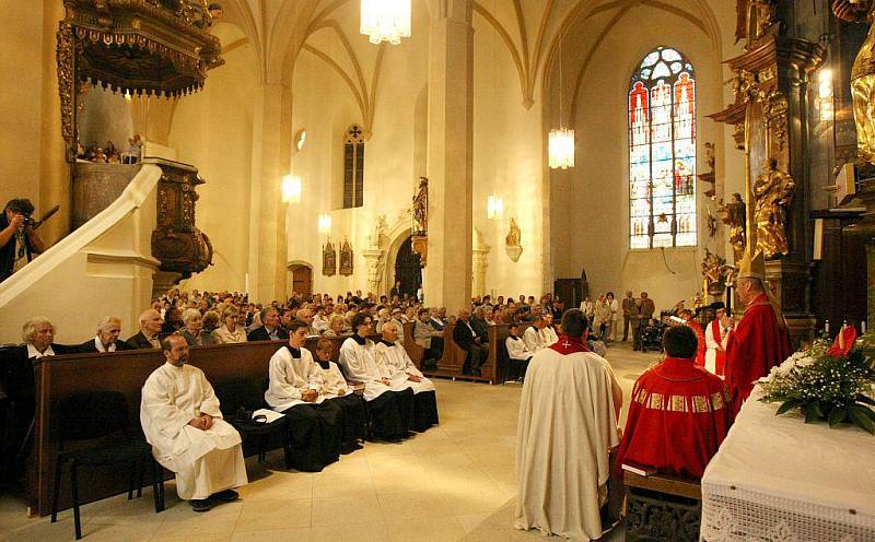 Věřící si poprvé vyzkoušeli posezení v nových kostelních lavicích z tvrdého dřeva. 