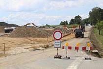Mezi Jamným a Stájí řidiči neprojedou, do konce června však mohou jezdit po silnici z Rybného na Polnou, kterou opravovaná dopravní tepna přetíná.