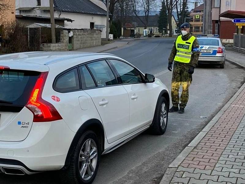 Za celý víkend provedli policisté na Vysočině 18 085 kontrol.