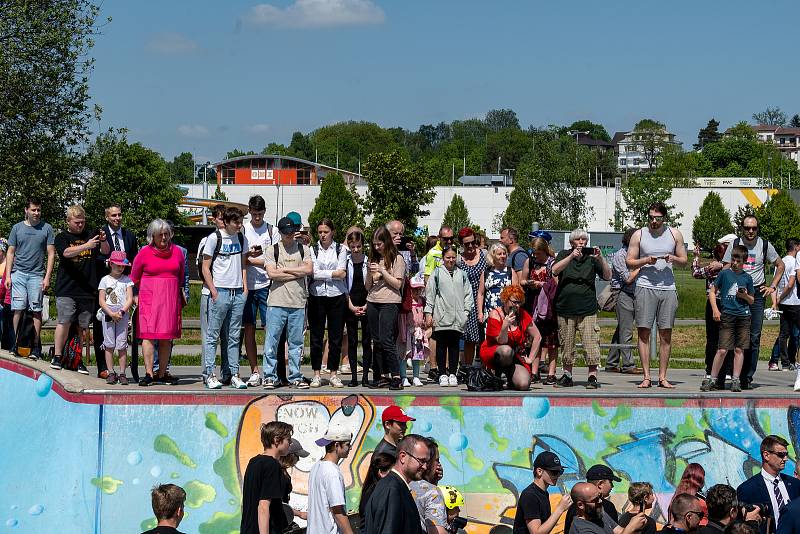 Prezident Petr Pavel navštívil jihlavský areál Český mlýn, kde se zúčastnil běžeckého závodu, následně si  prohlédl skatepark a pumptrack. Událost si nenechaly ujít stovky lidí. Foto: Deník/Adéla Poláčková