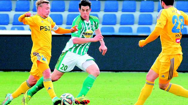 Záložník Vysočiny Petr Nerad (na archivním snímku z loňského utkání vlevo) otevřel skóre duelu na Bohemians. Ze stadionu, kde začínal svoji kariéru, přesto odjížděl posmutnělý.