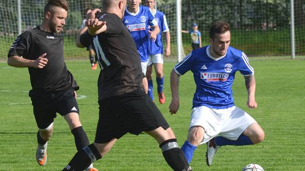 Důležité derby. Po výhře 7:1 zůstaly body v Třešti, která se tímto zápasem přiblížila záchraně. 