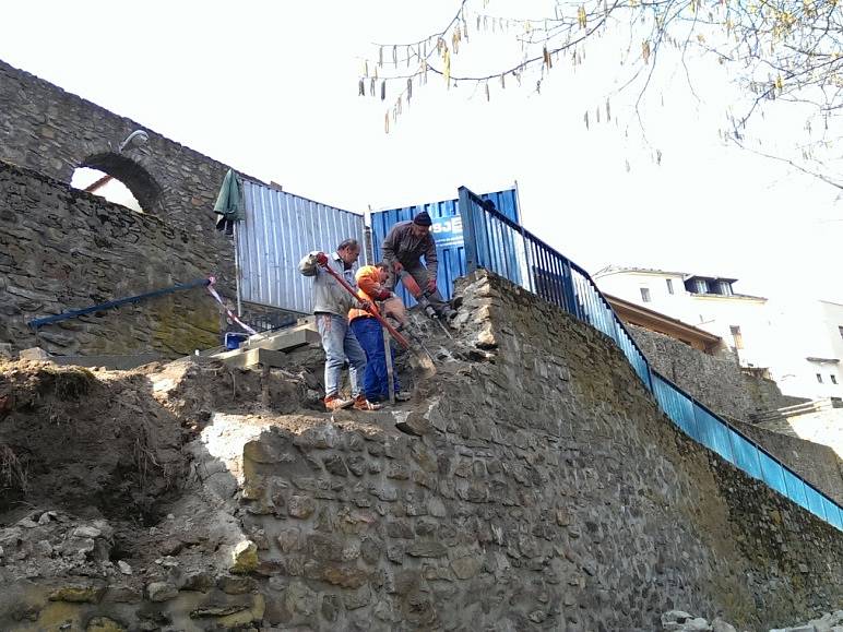 Oprava dvouramenného schodiště na jihlavských hradbách pod Jakubským náměstím.