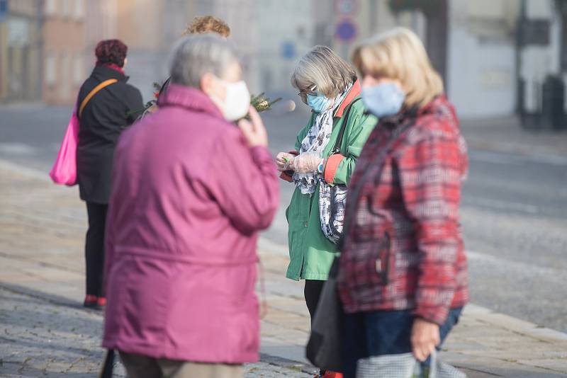 Povinné nošení roušek na Masarykově náměstí v Jihlavě.