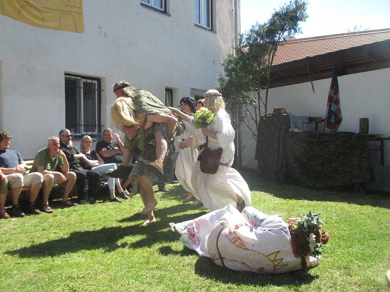 DIVADLO A SETKÁNÍ. Setkání rodáků, občanů a přátel Kostelní Myslové zpestřilo divadelní představení či výstava fotografií.