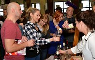 Degustace různých druhů vín a cimbálová muzika zpestřily sobotní odpoledne řadě návštěvníků Domu kultury v Jihlavě v roce 2017