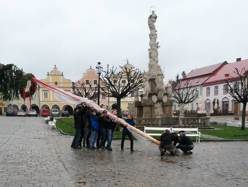 V noci z neděle na pondělí májku skácel neznámý člověk.