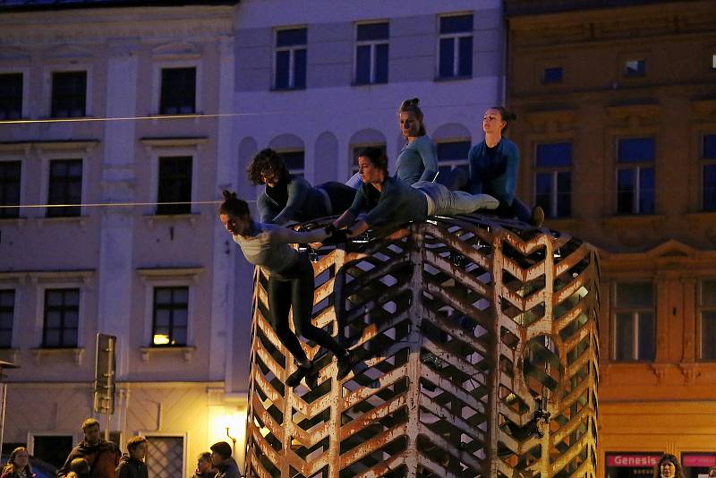 Na jihlavském náměstí se 21. května uskutečnilo umělecké představení Cirkus Site-Specific, které bylo vyústěním pětidenního workshopu pod vedením finské choreografky a vzdušné akrobatky Ilony Jäntti.