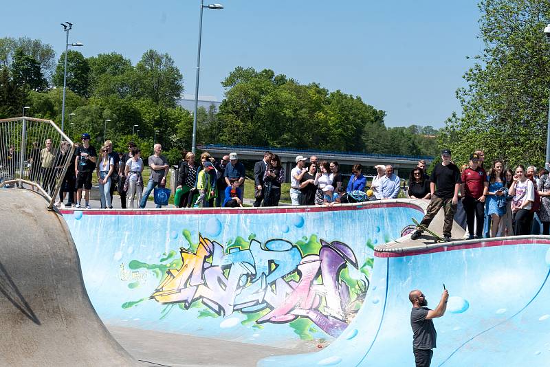 Prezident Petr Pavel navštívil jihlavský areál Český mlýn, kde se zúčastnil běžeckého závodu, následně si  prohlédl skatepark a pumptrack. Událost si nenechaly ujít stovky lidí. Foto: Deník/Adéla Poláčková