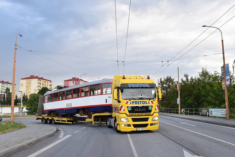 Olomoucká tramvaj už v Jihlavě v Jiráskově ulici na Dolině. Kuriozně se na tahači dostavává pod troleje trolejbusů.