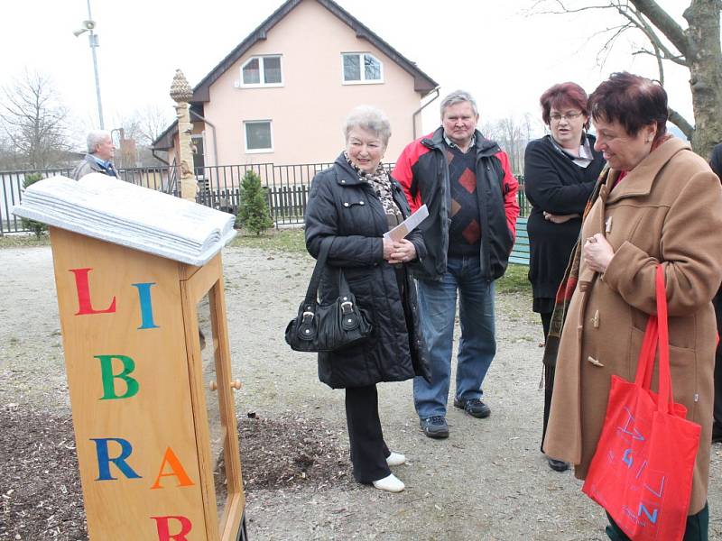 Něco na čtení. Lidé, kteří včera navštívili domov seniorů ve Ždírci, se mohli seznámit s novou knihobudkou. 