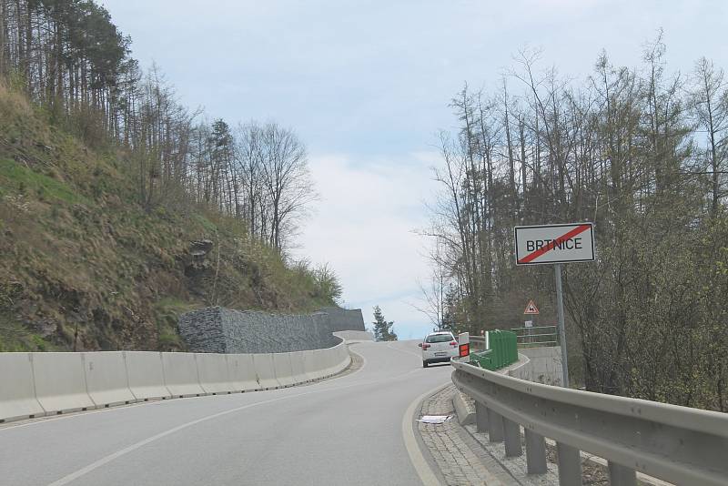 Na konci města směrem na Třebíč je nová silnice, výraznou opravou prošla v roce 2017.