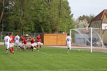 Utkání SK Telč - Start Nový Rychnov (v bílém) vítěze nepoznalo. Hosté si tak udrželi v čele tabulky čtyřbodový náskok na svého nedělního soupeře.