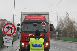 Policie se stará o to, aby řidiči nákladních aut dodržovali objízdou trasu přes dálnici  a nejezdili do města.