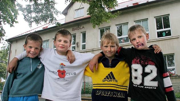 Končí. Petr Žižka (druhý zprava) bude po prázdninách už jezdit do Základní školy ve Skuhrově. Doufá jen, že nepřijde o staré kamarády. Základní škola v Sedletíně, na kterou byl zvyklý, se zavírá. Žáků ubývá a obec již její provoz nemohla utáhnout. 