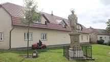 Do oprav sochy Jana Nepomuckého musela radnice v nedávné době investovat.
