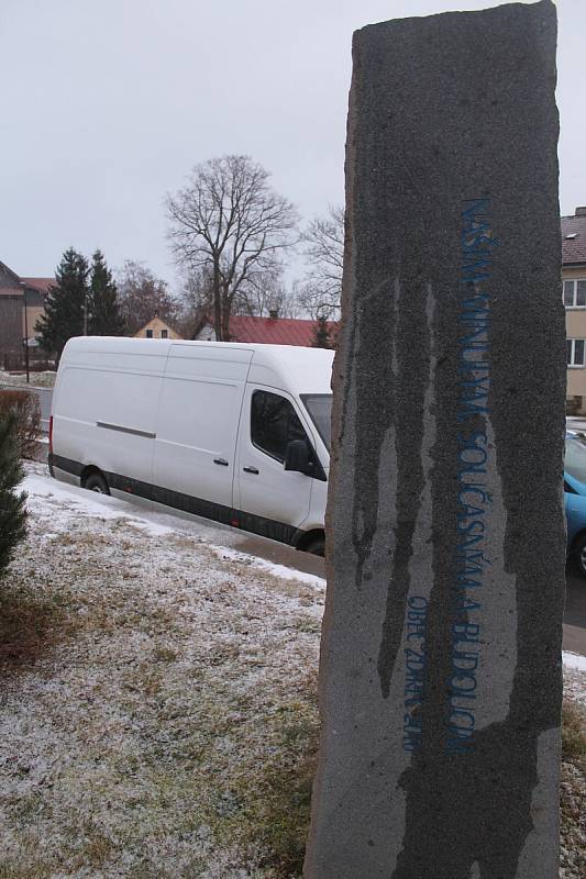 Vítací kámen je na začátku Ždírce od roku 2016, může tam vydržet stovky let.