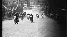 Motocyklový závod v krajské Jihlavě v roce 1954. V něm se představily ty největší hvězdy českého motocyklového sportu.