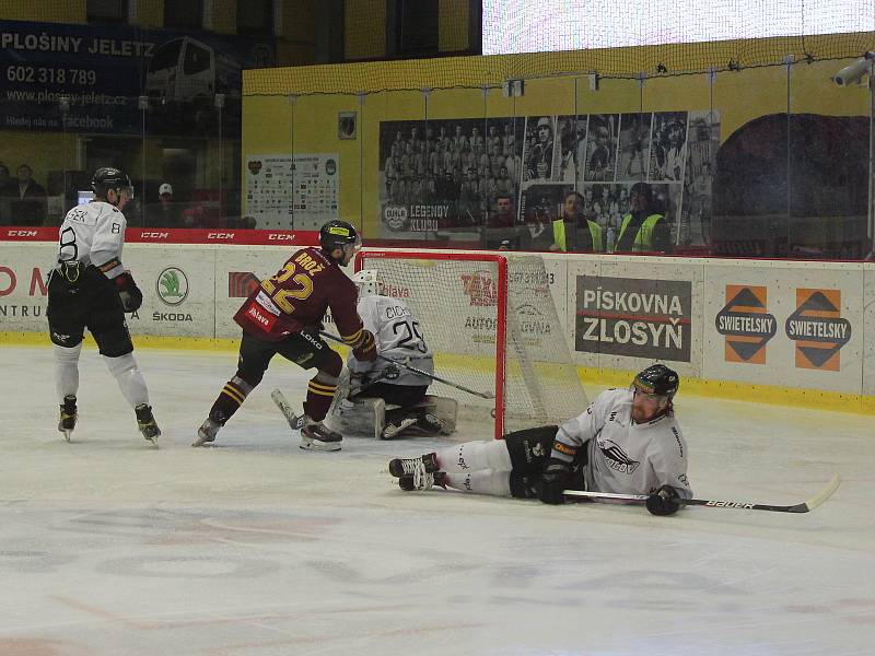 První semifinálové utkání play-off Chance ligy mezi HC Dukla Jihlava a HC Baník Sokolov.