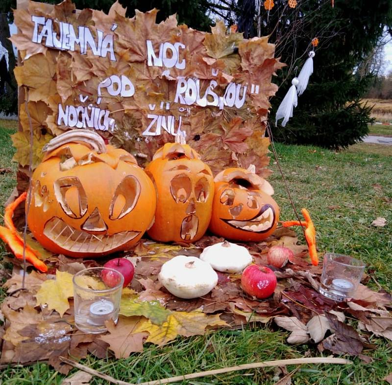 Ve Stonařově si členové místního Sokola připravili bohatou halloweenskou výzdobu.