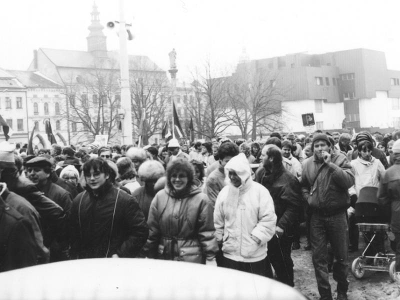 Generální stávka na náměstí Míru (dnešním Masarykově náměstí) v Jihlavě, která byla vyhlášena na 27. listopadu 1989. Podle reportáže z okresních novin Jiskra se jí zúčastnilo odhadem deset tisíc lidí.