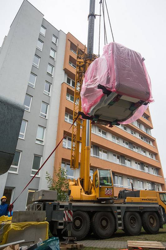 Stěhování nové magnetické rezonance do jihlavské nemocnice.