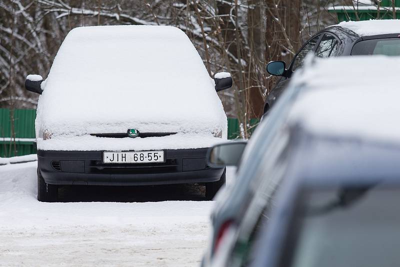 Zamrzlá auta na parkovišti v Jihlavě. Ilustrační foto.