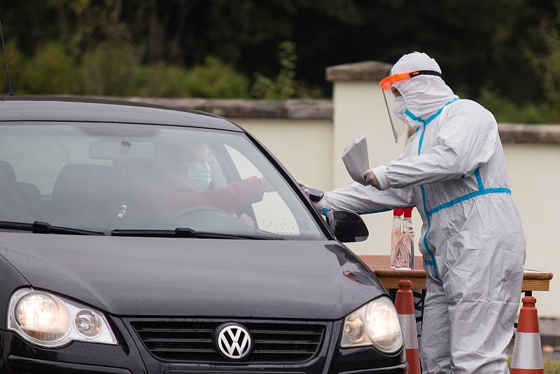 Lidé v karanténě mohou volit například v drive in stanu v Jihlavě.