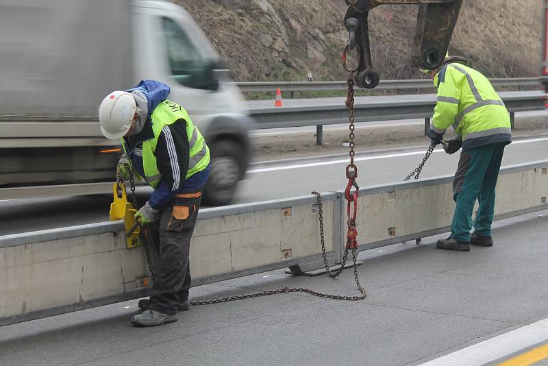 Poslední březnový víkend umisťovali dělníci na dálnici D1 mezi Velkým Beranovem a Měřínem svodidla, od pondělí se začne ve směru na Prahu pracovat.
