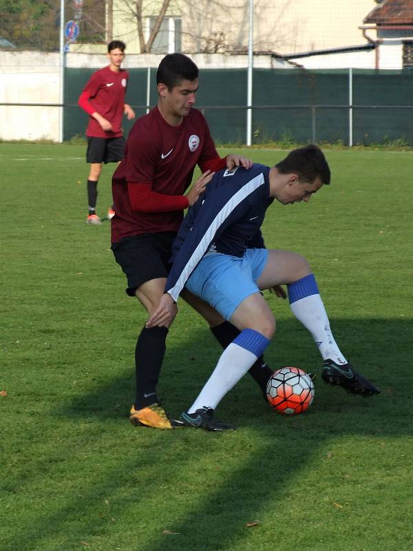 Starší dorostenci HFK Třebíč (v modrém) začali na půdě brněnské Sparty slibně, ale na vedoucí gól Benceho už nenavázali a naopak šestkrát inkasovali.