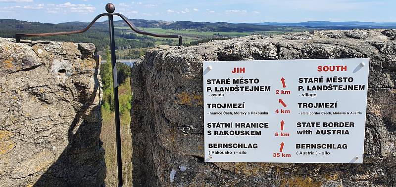 Zřícenina hradu Landštejn je směsicí několika architektonických slohů. Návštěvníci si zde přijdou na své.