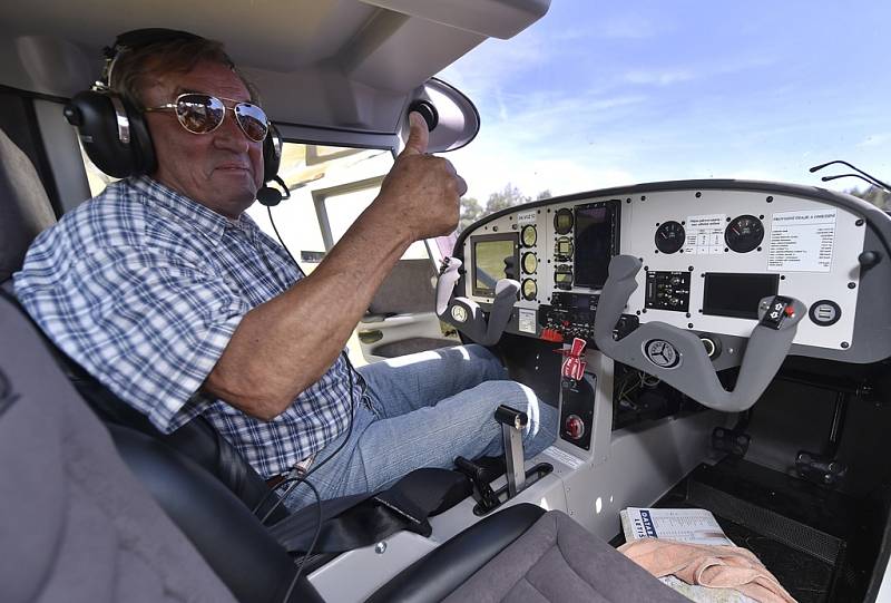 Ve svých dva a sedmdesáti letech je Zdeněk Duffek nadále aktivním pilotem, létání je jeho vášní už od dětství.