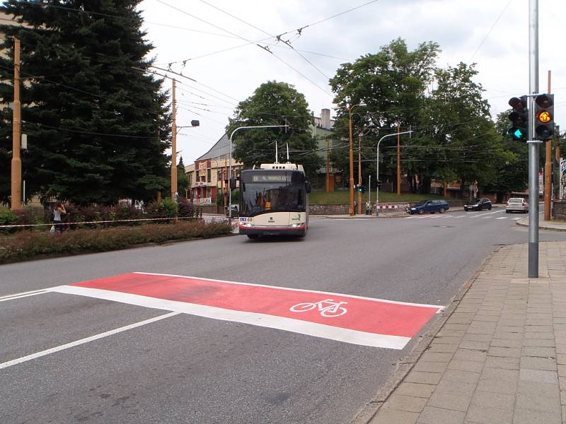 V Jiráskově ulici v Jihlavě se na křižovatkách nově objevily takzvané předsunuté stopčáry. Měly by pomoci cyklistům, kteří se pohybují na vozovce spolu s automobily.